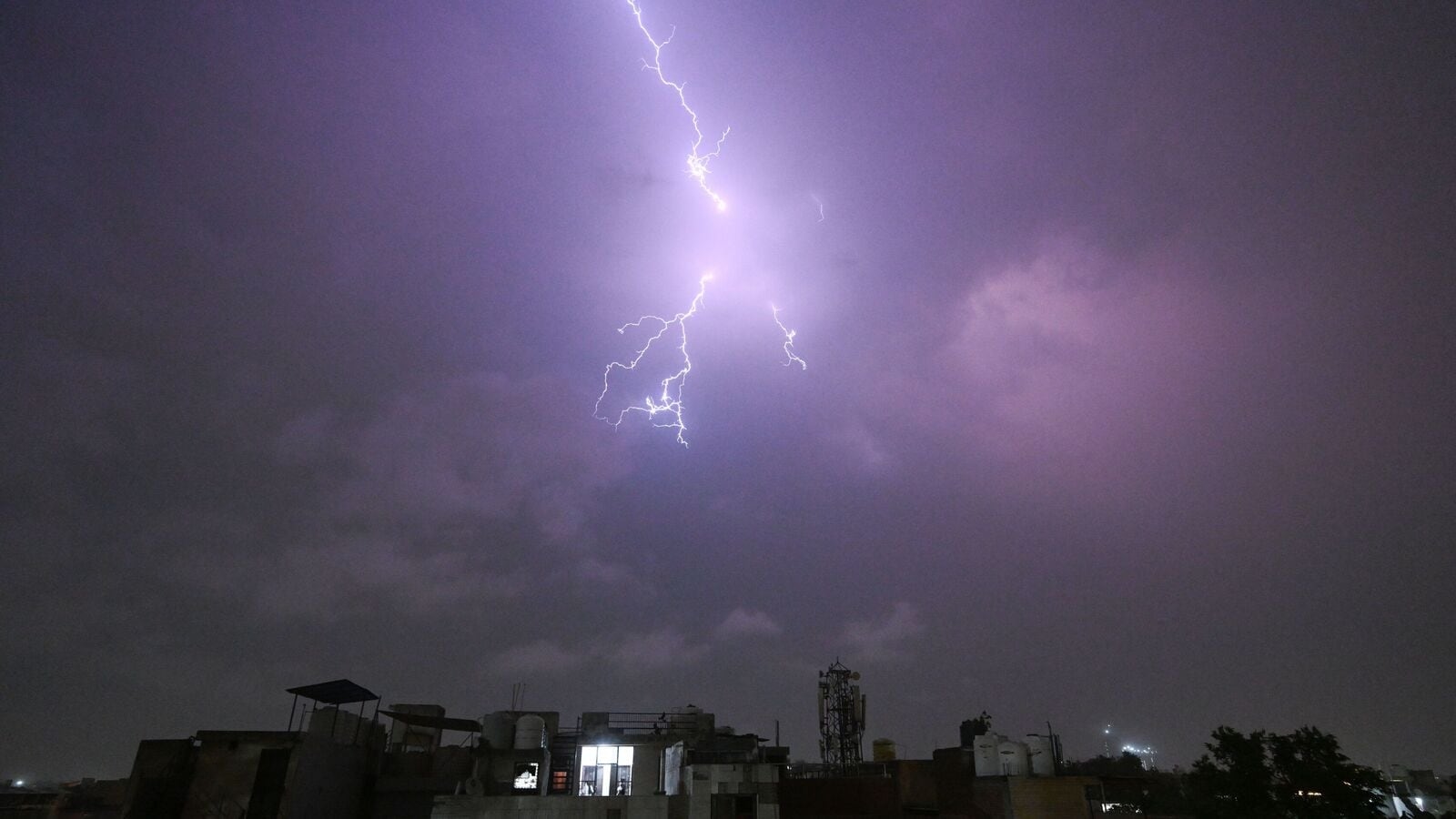 Delhi hit by intense ‘never seen' dust storm, heavy rain after temperatures soared to ‘feels like' 50 °C