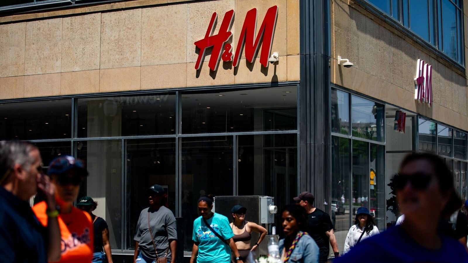 H&M bets on AI to upgrade stores, face off online rivals