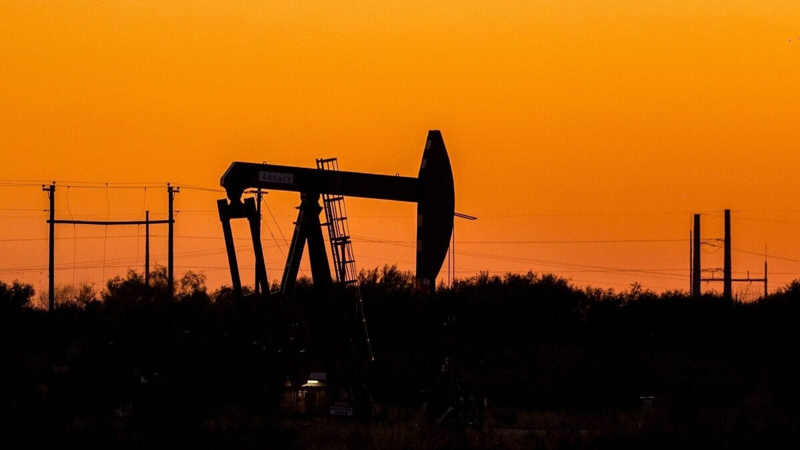 Oil prices fall 2% as Trump announces ceasefire between Iran and Israel, Brent below $70/bbl