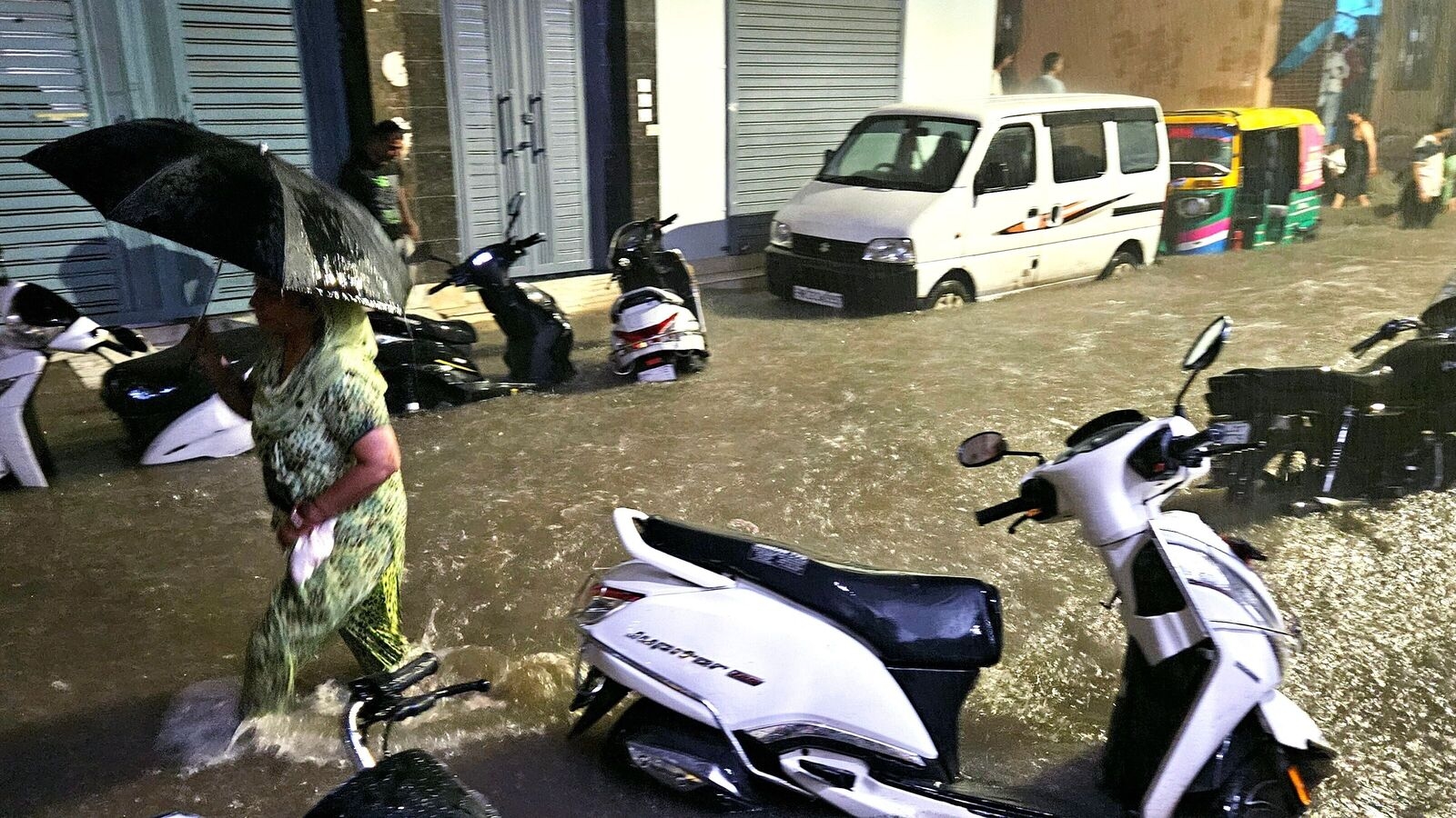Heavy rain leads to severe waterlogging, traffic snarls in Delhi, Gurgaon