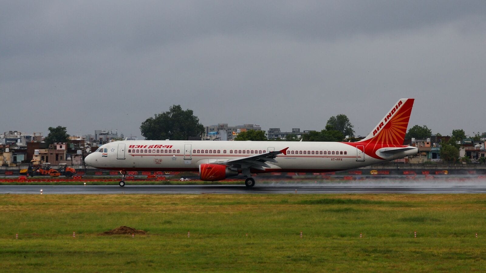Air India, despite mounting losses, sees FY25 revenue inching closer to Indigo's
