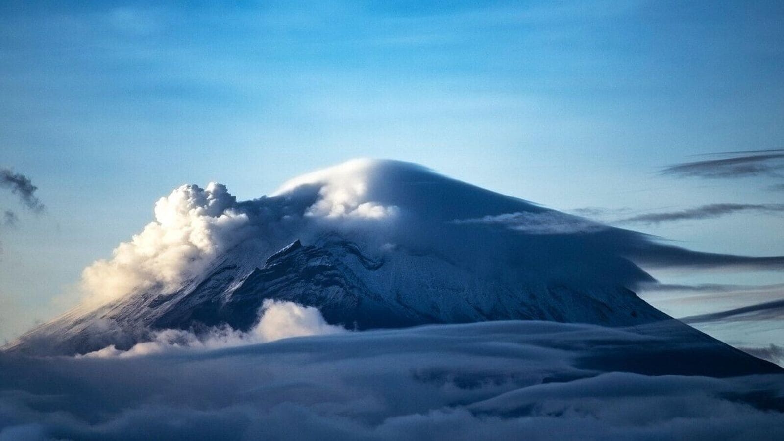 Days after major earthquake, dormant Russian volcano erupts for first time in centuries—Scary footage surfaces