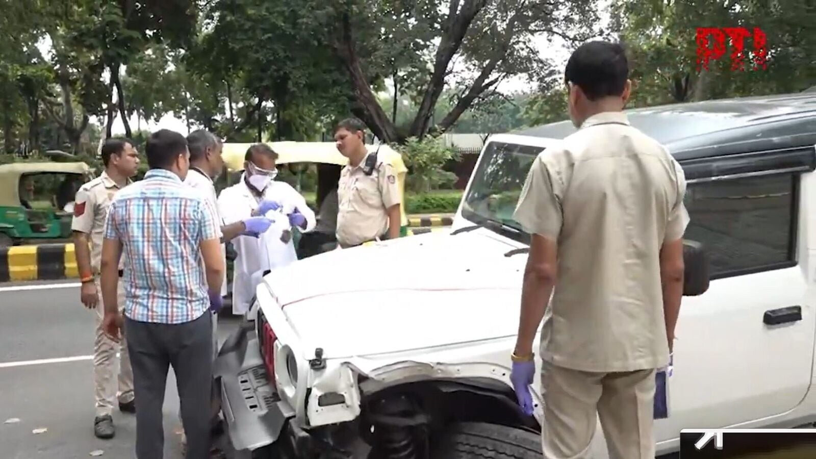 Speeding Thar kills man, wounds another after ramming into pavement in Delhi's Chanakyapuri — Watch