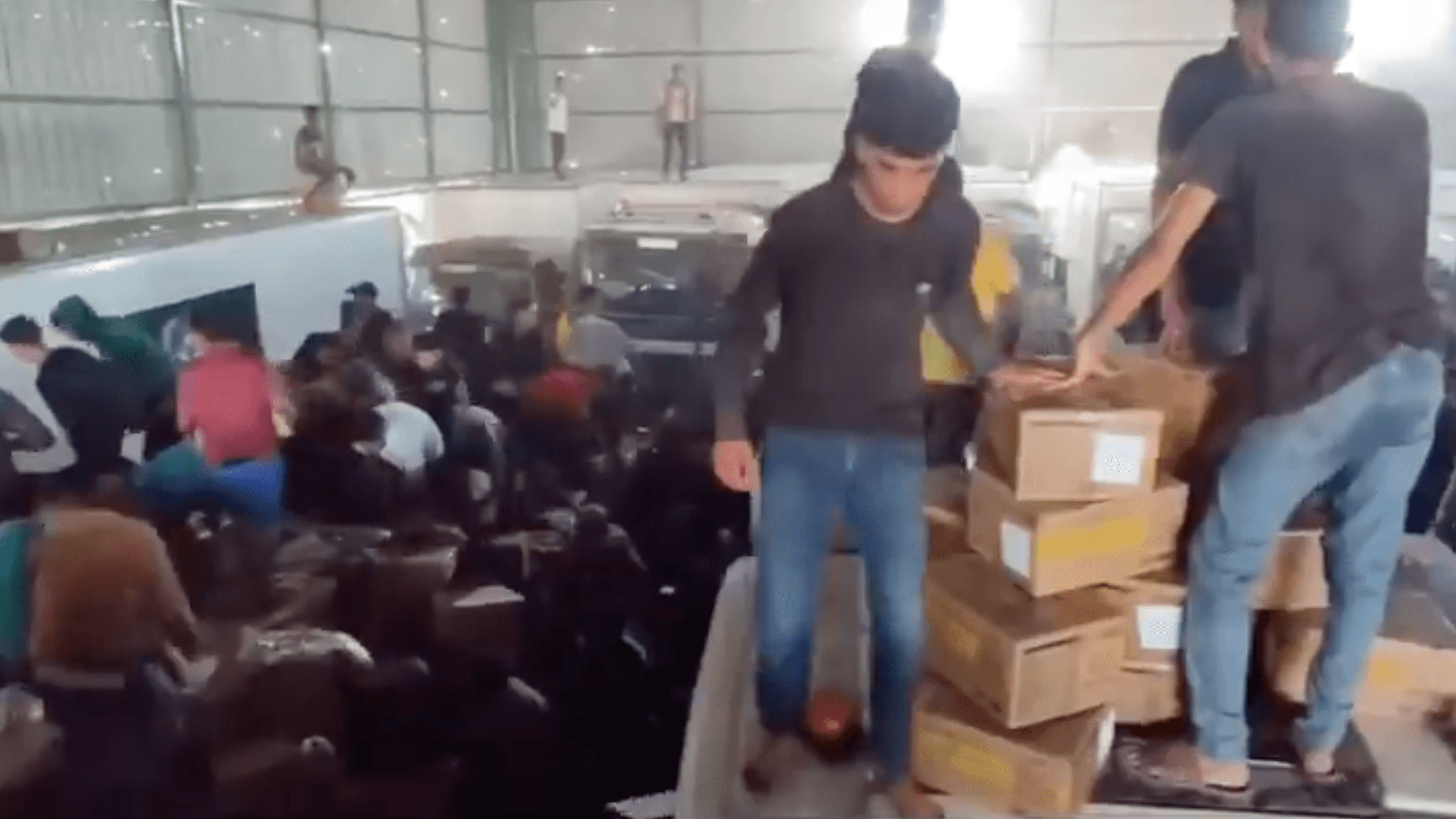 Hundreds of people raid WFP's Gaza warehouse after week of Israeli-hindered aid distribution