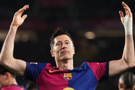 برشلونة يهزم فاييكانو ويستعيد صدارة الدوري الإسباني