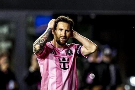 شاهد.. لاعب يحاول أن يستفز ميسي بتقليد حركة رونالدو أمام عينيه