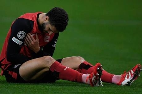 جراحة بالصدر تنهي موسم مدافع ليفركوزن