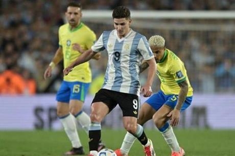 الأرجنتين تكتسح البرازيل بنتيجة مؤلمة في تصفيات كأس العالم