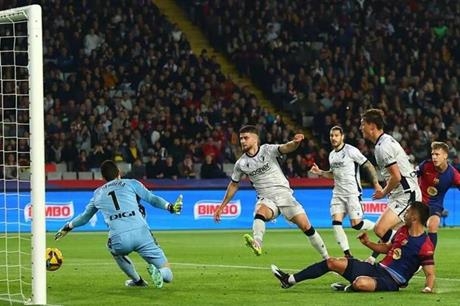 مدافع برشلونة يشن هجوما على رابطة الدوري الإسباني