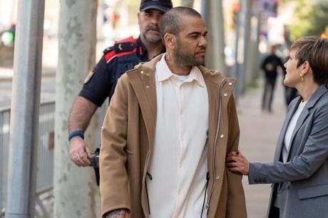 القضاء ينصف ألفيش في برشلونة