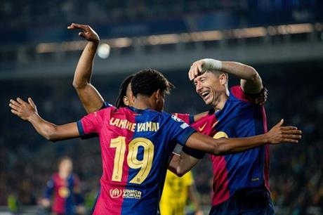 برشلونة يمزق شباك بروسيا دورتموند معززا مكانه في دوري الأبطال