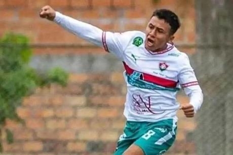 وفاة مأساوية للاعب كرة قدم شاب بعد اصطدام بحارس المرمى (فيديو)