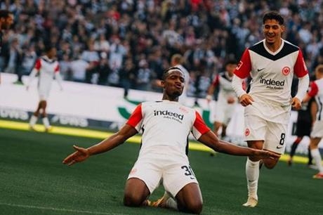 فرانكفورت يعزز آماله الأوروبية بفوز عريض على هايدنهايم
