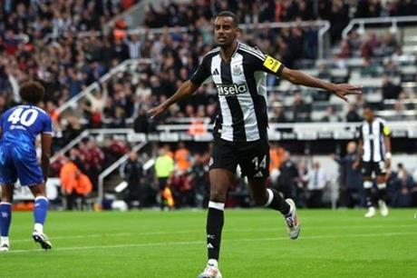 نيوكاسل يسحق مانشستر يونايتد برباعية في الدوري