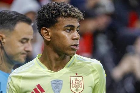 عاجل : الركراكي يكشف كواليس تفضيل لامين جمال منتخب إسبانيا على المغرب