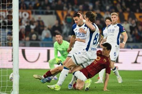 روما يواصل تألقه ويهزم فيرونا في الدوري الإيطالي