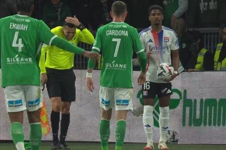 اعتداء على الحكم واستفزازات متبادلة.. إيقاف مباراة في الدوري الفرنسي
