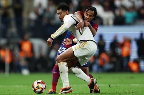 الكشف عن حكام مباراة برشلونة وريال مدريد المرتقبة في نهائي الكأس