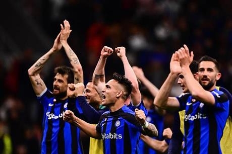 لاعب إنتر: لا نخشى برشلونة والموسم الصفري