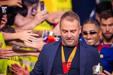 بعد تحقيق كأس ملك إسبانيا.. برشلونة يكافئ هانز فليك