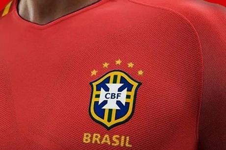 قميص أحمر يشعل البرازيل.. جدل واسع واتهامات بـ"إهانة التاريخ" قبل مونديال 2026