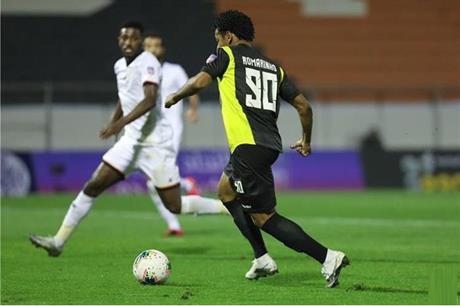 خبير تحكيمي يحسم الجدل حول شرعية ريمونتادا الاتحاد أمام الشباب
