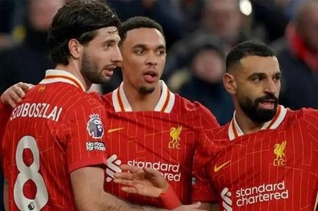 نجم ليفربول يصاب بخيبة أمل بعد رؤية تمثال تم صنعه تكريما له