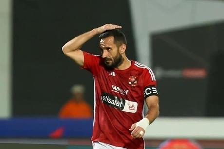 الأهلي المصري يتخذ قرارا صادما للتونسي علي معلول ولاعب آخر