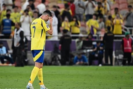 بحركات غريبة.. مشهد مؤثر لرونالدو بعد خروج النصر السعودي من دوري أبطال آسيا (فيديو)