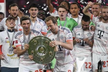 مباراة الوداع ورفع الدرع.. لحظات استثنائية للأسطورة توماس مولر مع بايرن ميونخ