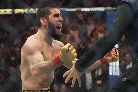 إسلام ماخاتشيف يتنازل عن لقب بطل الوزن الخفيف في UFC