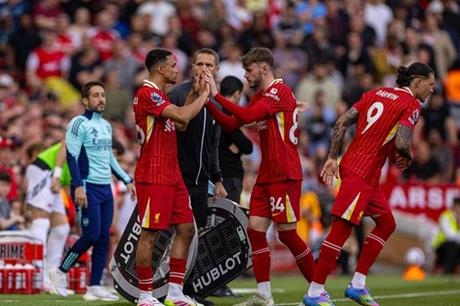 أول قرار لإدارة ليفربول بعد إعلان أرنولد رحيله عن الفريق