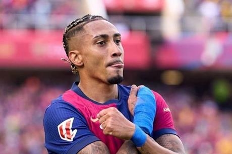 رافينيا يجدد عقده مع برشلونة خلال ساعات