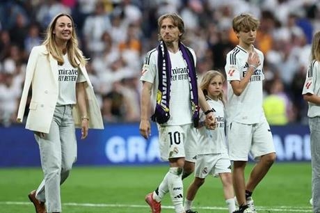 مودريتش يغادر ريال مدريد باكيا (فيديو)