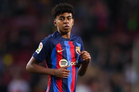 لامين جمال نجم برشلونة يجني عشرات ملايين اليوروهات خارج الملعب