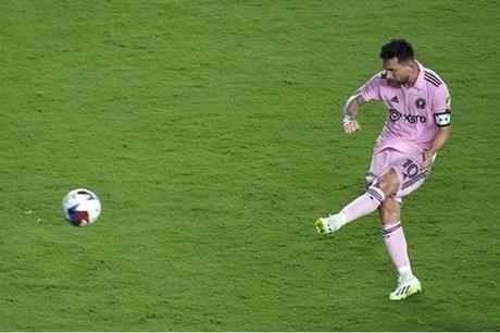 ليونيل ميسي يصبح ثالث أكثر لاعب تسجيلًا من ركلة حرة
