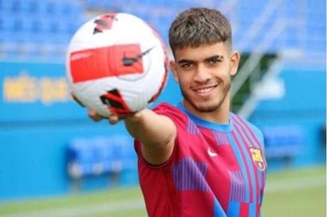 برشلونة ينتظر هدية من نجم مغربي