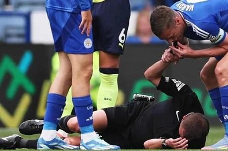في موقف غريب.. مهاجم ليستر يطلق صافرة الحكم لإيقاف المبارة بعد سقوطه