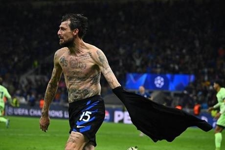 مدافع برشلونة إينيغو مارتينيز يعلق على واقعة "البصق" على لاعب إنتر ميلان