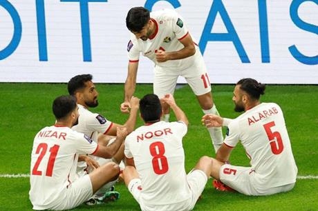 عاجل : من هو معلق مباراة عمان والأردن والقنوات الناقلة؟