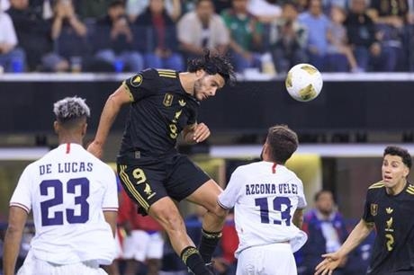 المكسيك تنجو من مفاجآت الدومينيكان بفوز مثير في افتتاح بطولة الكأس الذهبية