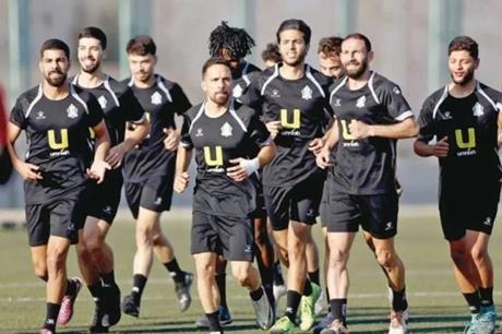 الوحدات يبدأ باستقبال محترفيه