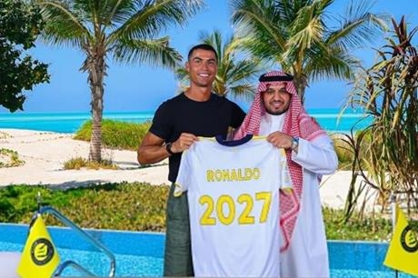 في جزيرة عائمة.. هكذا جدد رونالدو عقده مع النصر!