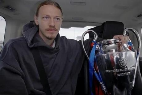 حارس باريس سان جيرمان يصل موسكو بكأس مقلدة لدوري الأبطال