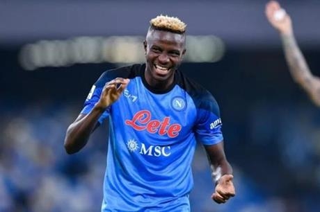 دخول مفاجئ.. عملاق أوروبي يزاحم الهلال على أوسيمين