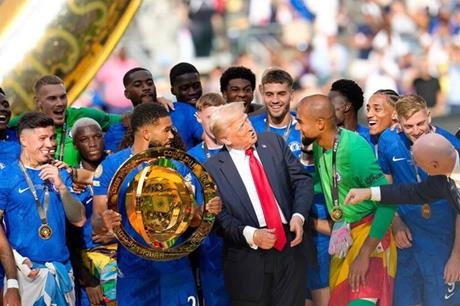 ميدالية غامضة لترامب من إنفانتينو.. والنسخة الأصلية لكأس العالم للأندية في جيبه؟!