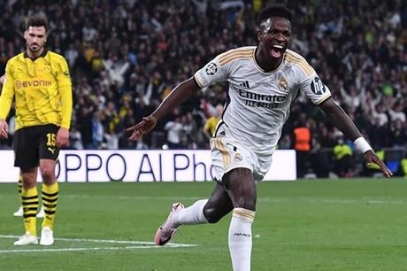 طلب 20 مليون يورو.. آس تكشف تفاصيل توقف مفاوضات فينيسيوس مع ريال مدريد