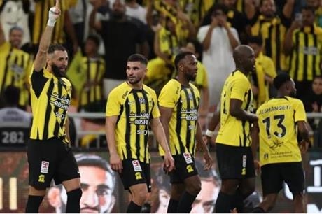 الاتحاد يضع لاعب النصر في تشكيله الأساسي ثم يحذفها .. تصرف غريب !