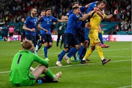 صراع مانشستر يونايتد ومانشستر سيتي على عملاق أوروبا يشتعل
