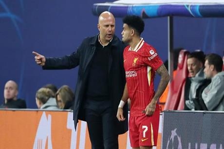 مدرب ليفربول يكشف سبب استبعاده دياز من مواجهة ميلان